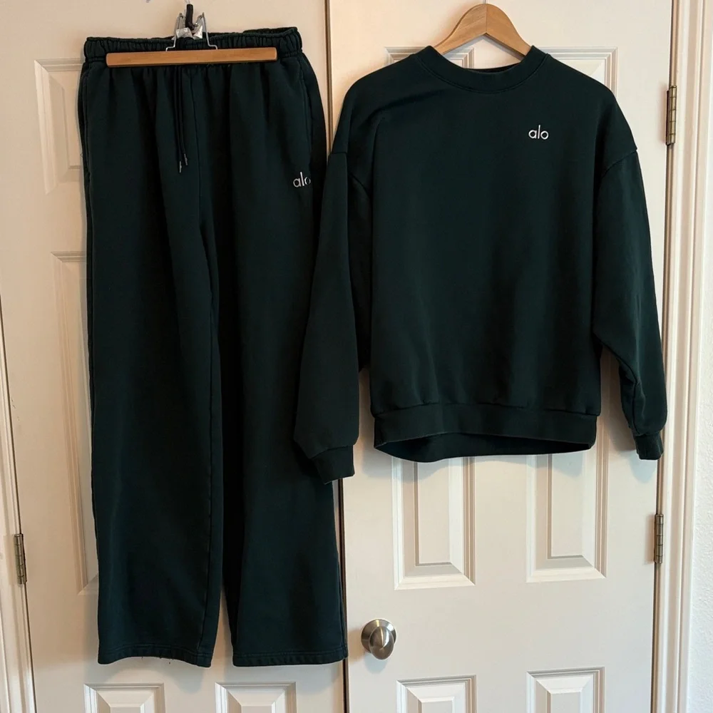 ALO SWEATSET Dark Green Crewneck Sweatshirt and Sweatpants Set
